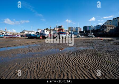 Boote Bei Low Tide Im Hafen Von Tenby In Pembrokeshire South Wales Großbritannien Stockfoto