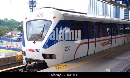 KUALA LUMPUR, MALAYSIA - 12. APRIL 2015: Ein RapidKL LRT-Zug fährt in Sentral Station, dem wichtigsten Verkehrsknotenpunkt der Stadt. Stockfoto