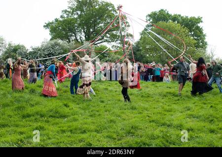 Nachtschwärmer in Kostüm Tanz um die Maibole in EINEM Feld beim Glastonbury Beltane Festival Glastonbury Somerset England Stockfoto