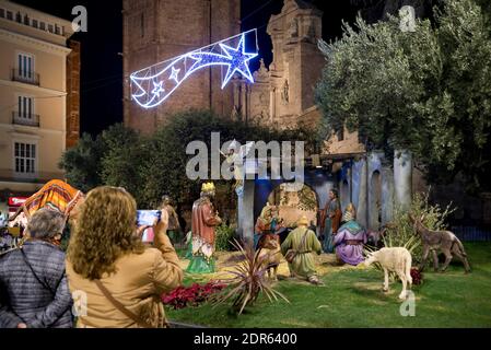 Valencia, Spanien. Dezember 2020. Eine Frau fotografiert die Weihnachtskrippe auf der Plaza de la Reina während der Weihnachtszeit. Kredit: Xisco Navarro/SOPA Images/ZUMA Wire/Alamy Live Nachrichten Stockfoto