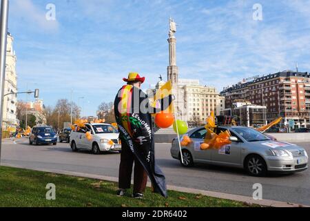 Madrid, Spanien. Dezember 2020. Menschen in Autos, die mit orangefarbenen Ballons geschmückt waren, während einer Demonstration gegen das Celaa-Gesetz am 20. Dezember 2020 Credit: CORDON PRESS/Alamy Live News Stockfoto