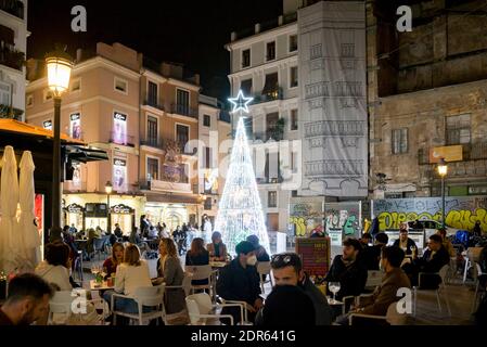 Valencia, Spanien. Dezember 2020. Leute, die in der Weihnachtszeit auf der Plaza Doctor Collado etwas trinken. Kredit: Xisco Navarro/SOPA Images/ZUMA Wire/Alamy Live Nachrichten Stockfoto