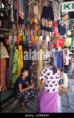 Textilien auf dem Bogyoke Aung San Markt, Yangon, Myanmar. Juli 1999 Stockfoto