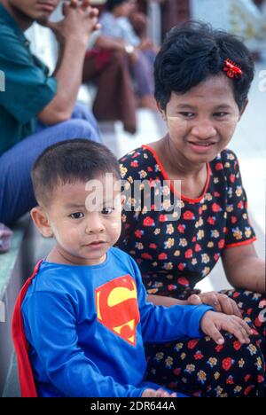 Kleiner Junge im Superman Kostüm, Yangon, Myanmar. Juli 1999 Stockfoto