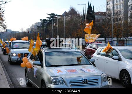 Madrid, Spanien. Dezember 2020. Menschen in Autos, die mit orangefarbenen Ballons geschmückt waren, während einer Demonstration gegen das Celaa-Gesetz am 20. Dezember 2020 Credit: CORDON PRESS/Alamy Live News Stockfoto