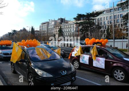 Madrid, Spanien. Dezember 2020. Menschen in Autos, die mit orangefarbenen Ballons geschmückt waren, während einer Demonstration gegen das Celaa-Gesetz am 20. Dezember 2020 Credit: CORDON PRESS/Alamy Live News Stockfoto