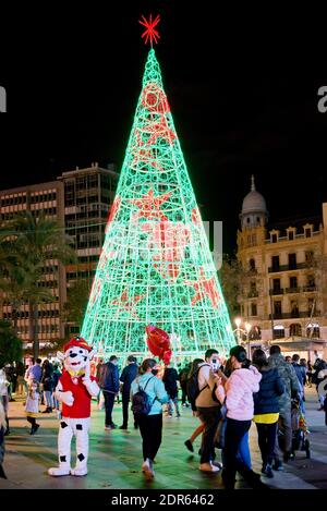 Valencia, Spanien. Dezember 2020. Ein Mann, der als Hund verkleidet war und während der Weihnachtszeit auf dem Rathausplatz zu sehen war. Kredit: Xisco Navarro/SOPA Images/ZUMA Wire/Alamy Live Nachrichten Stockfoto