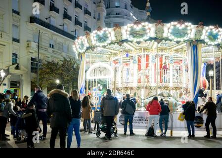 Valencia, Spanien. Dezember 2020. Familien in einer Schlange des Karussells.während der Weihnachtszeit. Kredit: Xisco Navarro/SOPA Images/ZUMA Wire/Alamy Live Nachrichten Stockfoto