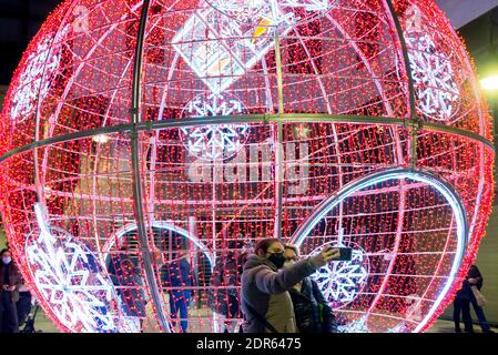 Valencia, Spanien. Dezember 2020. Ein Paar trägt Gesichtsmasken als Vorsichtsmaßnahme gegen die Verbreitung von covid-19 Selfies neben einer Weihnachtsdekoration während der Weihnachtszeit. Kredit: Xisco Navarro/SOPA Images/ZUMA Wire/Alamy Live Nachrichten Stockfoto