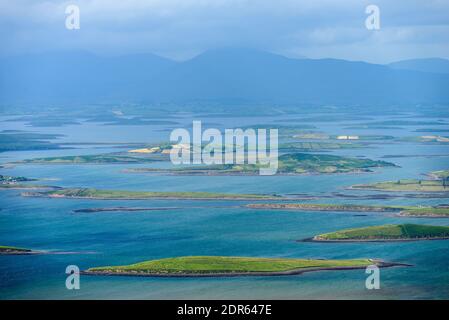 Berge und Wolken, herrliche Aussicht von der Spitze des Berges Croagh Patrick, genannt die Reek in der Grafschaft Mayo nach Mweelrea und Nephin, Irland Stockfoto