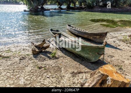 Boote liegen am Ufer der Donau. Delta-Gebiet in Rumänien. Stockfoto