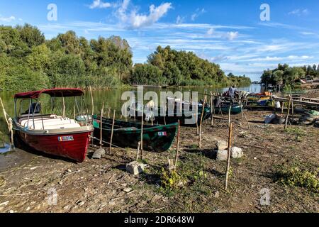 Fischerboote liegen im Donaudelta. Rumänien. Stockfoto