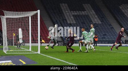 Hampden Park, Glasgow, Schottland, Großbritannien. Dezember 2020. HEARTS LIAM BOYCE (R) HEADS HOME 1. TOR Kredit: eric mccowat/Alamy Live News Stockfoto