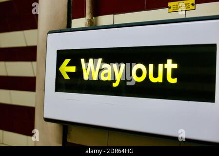 Way Out beleuchtetes Ausstiegsschild. Innenansicht der U-Bahn-Station Hampstead an der Londoner U-Bahn. Stockfoto
