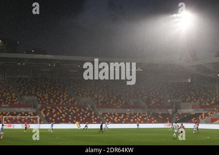 London, Großbritannien. Dezember 2020. Allgemeiner Blick auf den Regen während des Spiels der EFL Sky Bet Championship zwischen Brentford und Reading im Brentford Community Stadium, London, England am 19. Dezember 2020. Foto von Ken Sparks. Nur redaktionelle Verwendung, Lizenz für kommerzielle Nutzung erforderlich. Keine Verwendung bei Wetten, Spielen oder Veröffentlichungen einzelner Vereine/Vereine/Spieler. Kredit: UK Sports Pics Ltd/Alamy Live Nachrichten Stockfoto