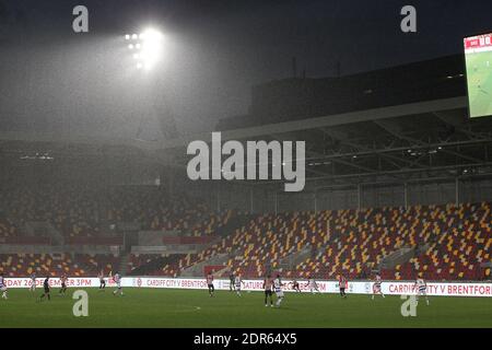 London, Großbritannien. Dezember 2020. Allgemeiner Blick auf den Regen während des Spiels der EFL Sky Bet Championship zwischen Brentford und Reading im Brentford Community Stadium, London, England am 19. Dezember 2020. Foto von Ken Sparks. Nur redaktionelle Verwendung, Lizenz für kommerzielle Nutzung erforderlich. Keine Verwendung bei Wetten, Spielen oder Veröffentlichungen einzelner Vereine/Vereine/Spieler. Kredit: UK Sports Pics Ltd/Alamy Live Nachrichten Stockfoto