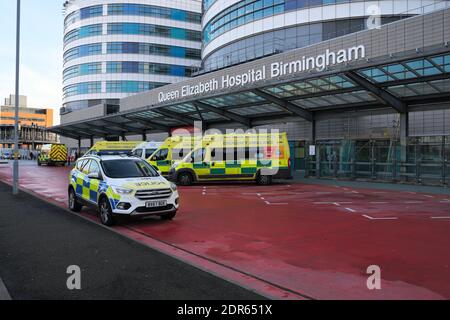 Krankenwagen und EIN Polizeiauto im Queen Elizabeth Hospital In Edgbaston Birmingham England Stockfoto