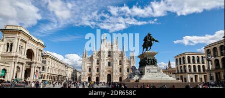 Mailand, Lombardei, Italien - 04.10.2020 - Piazza del Duomo (Duomo Domplatz) an einem sonnigen Herbsttag. Panorama-Skyline der Stadt. Stockfoto