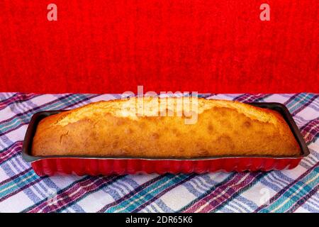 Frisch gebackene Karotte, Zitronenkuchen in einer Kuchenform stehend Stockfoto