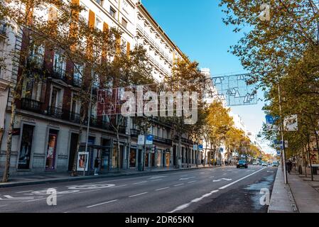 Madrid, Spanien - 22. November 2020: Serrano Straße in Salamanca. Salamanca ist bekannt dafür, eine der reichsten Gegenden in Madrid zu sein, mit Stockfoto