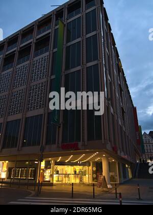 Geschlossene Filiale der Kaufhauskette Galeria Kaufhof im Stadtzentrum mit beleuchtetem Eingang während der Covid-19-Sperre in der Dämmerung. Stockfoto