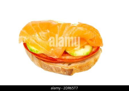 Sandwich mit geräuchertem Lachs auf weißem Hintergrund Stockfoto