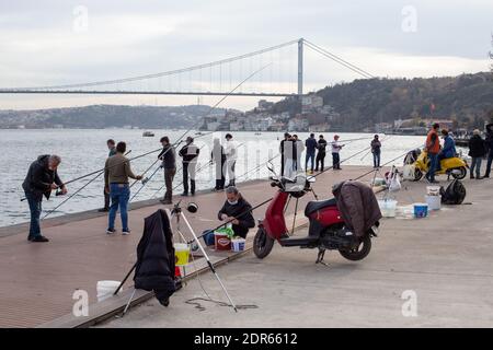 Hobbyfischer Angeln an der Emirganküste, einem der ruhigen Viertel des Bosporus, ist ein Viertel des Sariyer Bezirks. Stockfoto
