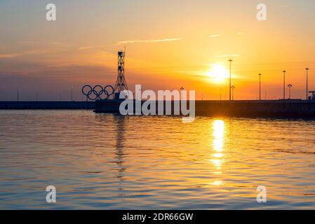 Erstaunlicher Sonnenuntergang über dem Schwarzen Meer in Sotschi, Russland Stockfoto