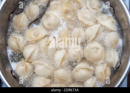 Gekochte Knödel oder pel'meni in einer Pfanne, Lebensmittelbild kann als Hintergrund verwenden Stockfoto