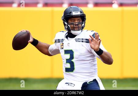 Landover, Usa. Dezember 2020. Seattle Seahawks Quarterback Russell Wilson (3) sieht am Sonntag, 20. Dezember 2020, darauf aus, das Washington Football Team im FedEx Field in Landover, Maryland, wieder zu überholen. Foto von Kevin Dietsch/UPI Kredit: UPI/Alamy Live News Stockfoto