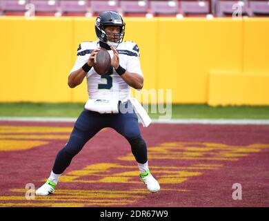 Landover, Usa. Dezember 2020. Seattle Seahawks Quarterback Russell Wilson (3) sieht am Sonntag, 20. Dezember 2020, darauf aus, das Washington Football Team im FedEx Field in Landover, Maryland, wieder zu überholen. Foto von Kevin Dietsch/UPI Kredit: UPI/Alamy Live News Stockfoto