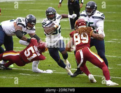 Landover, Usa. Dezember 2020. Seattle Seahawks läuft zurück Chris Carson (32) läuft gegen das Washington Football Team im ersten Quartal auf FedEx Field in Landover, Maryland am Sonntag, 20. Dezember 2020. Foto von Kevin Dietsch/UPI Kredit: UPI/Alamy Live News Stockfoto