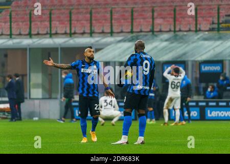 San Siro Stadion, Mailand, Italien, 20 Dec 2020, Arturo Vidal des FC Internazionale Milano und Romelu Lukaku des FC Internazionale Milano während des FC Internazionale gegen Spezia Calcio, Italienischer Fußball Serie A Spiel - Foto Alessio Morgese / LM Stockfoto