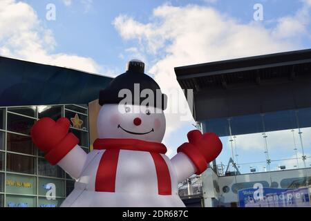 Riesiger Schneemann mit einem lächelnden Gesicht im Stadtzentrum an einem schönen sonnigen Tag. Stockfoto