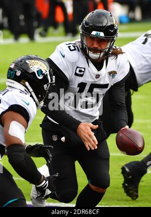 Baltimore, Usa. Dezember 2020. Jacksonville Jaguars Quarterback Gardner Minshew II (15) läuft James Robinson (30) in der ersten Spielhälfte gegen die Baltimore Ravens im M&T Bank Stadium in Baltimore, Maryland, am Sonntag, den 20. Dezember 2020. Foto von David Tulis/UPI Credit: UPI/Alamy Live News Stockfoto