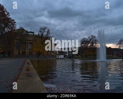 Berühmte historische Oper von Stuttgart, Hauptstadt von Baden-Württemberg, Deutschland in der Innenstadt mit ägyptischen Gänsen zu Fuß am Ufer des kleinen Sees. Stockfoto