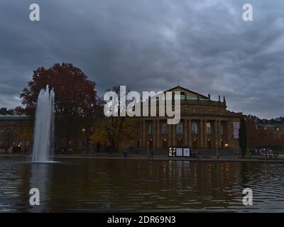 Vorderansicht des historischen Opernhauses von Stuttgart, Baden-Württemberg, Deutschland, Veranstaltungsort der Staatsoper und des Balletts, am Ufer eines kleinen Sees mit Brunnen. Stockfoto