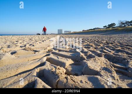 Strand von Warnemünde an der deutschen Ostseeküste. Im Hintergrund das Hotel Neptun Stockfoto