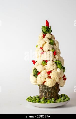 Weihnachtsbaum Gemüse aus Kohl auf weißem Hintergrund. Vegetarisches Gericht und Kopierer Platz. Stockfoto