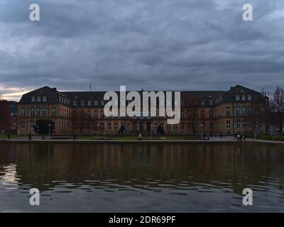 Schöne Aussicht auf das historische Schloss Neues Schloss im Zentrum von Stuttgart, Hauptstadt von Baden-Württemberg, Deutschland mit Menschen vorbei. Stockfoto