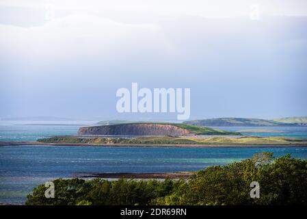 Berge und Wolken, herrliche Aussicht von der Spitze des Berges Croagh Patrick, genannt die Reek in der Grafschaft Mayo nach Mweelrea und Nephin, Irland Stockfoto