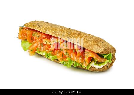 Vollkornbrot mit Lachs und Frischkäse auf Weiß Stockfoto