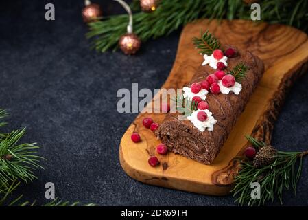 Weihnachts-Schokoladenkuchen mit Sahne Stockfoto