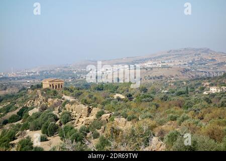 SIZILIEN, ITALIEN - 14. Okt 2019: Ursprünglich als christliche Kirche erbaut, ist der Concordia-Tempel heute eine wichtige Touristenattraktion, auf den Hügeln gelegen Stockfoto