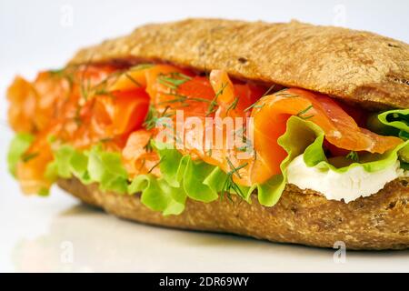 Lecker Lachs Sandwich Nahaufnahme auf weiß Stockfoto