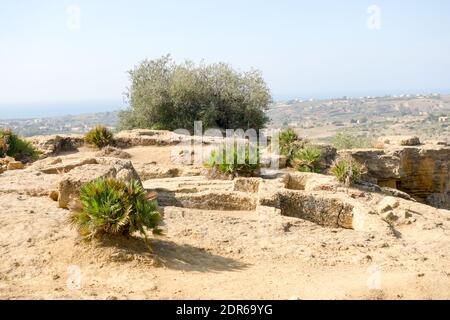 SIZILIEN, ITALIEN - 14. Okt 2019: Überreste der Stiftung Tor III, eines der zehn Tore, die zum Schutz der antiken Stadt Akragas verwendet wurden. Stockfoto