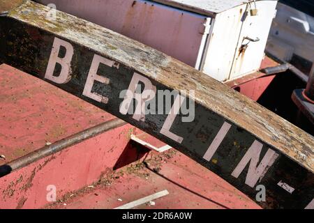 Kennzeichnung des Heimathafens eines Schiffes mit dem Schriftzug Berlin. Die stillgelegte Barge befindet sich auf der Fischerinsel in Berlin. Stockfoto