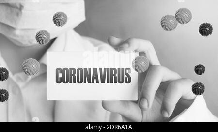 Arzt oder medizinisches Personal Holding Card mit Coronavirus darauf geschrieben. CoVid-19 Pandemiewarnquarantänekonzept. Stockfoto