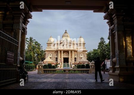 Chennai, Südindien - 27. Oktober 2018: Eingang des Ramakrishna math hinduistischen Tempels. Es ist eine klösterliche Organisation für Männer, die von Ra ins Dasein gebracht wurden Stockfoto