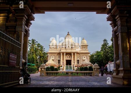 Chennai, Südindien - 27. Oktober 2018: Eingangstor des Ramakrishna math hinduistischen Tempels. Es ist eine klösterliche Organisation für Männer ins Dasein gebracht Stockfoto